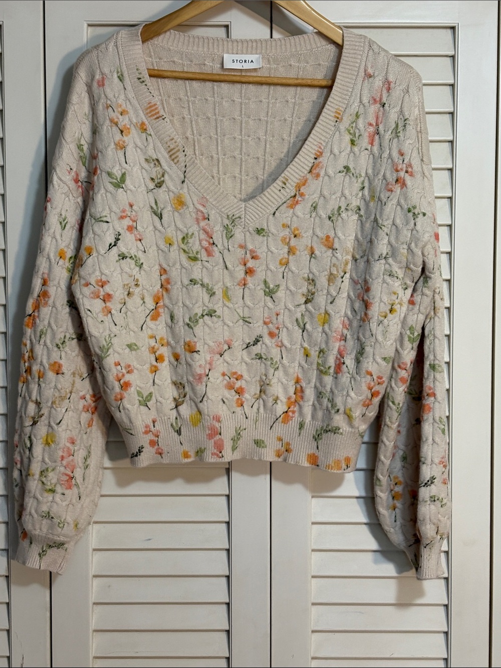 STORIA L V-Neck Cable Knit Sweater with Orange & Green Floral Print